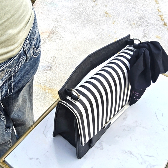 BETSEY JOHNSON RARE BLACK/WHITE STRIPPED w/ EMPOWERING SCARF TOP HANDEL - Picture 2 of 8